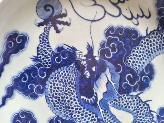 古玩陶瓷過墻龍紋青花盤真品鑒賞圖
