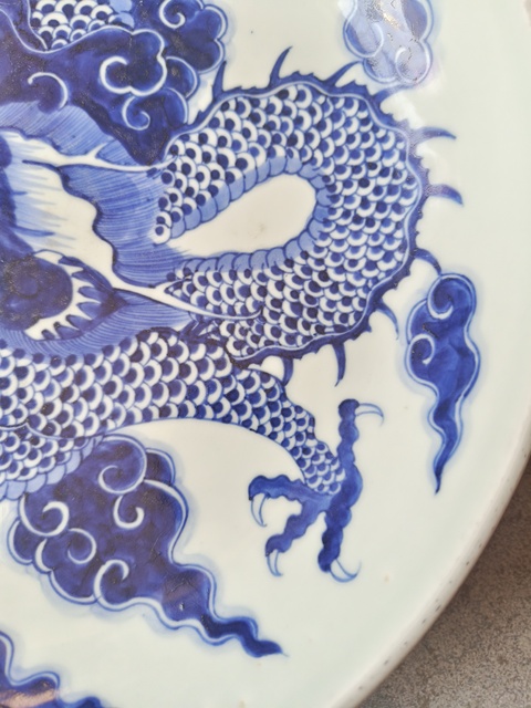 古玩陶瓷過墻龍紋青花盤真品鑒賞圖