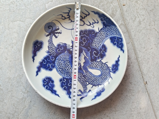 古玩陶瓷過墻龍紋青花盤真品鑒賞圖