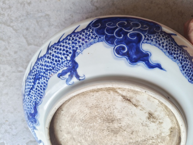 古玩陶瓷過墻龍紋青花盤真品鑒賞圖