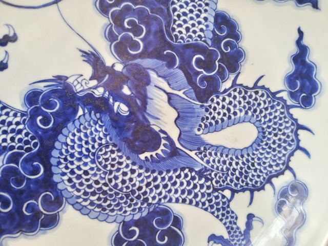 古玩陶瓷過墻龍紋青花盤真品鑒賞圖