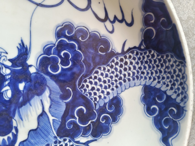 古玩陶瓷過墻龍紋青花盤真品鑒賞圖
