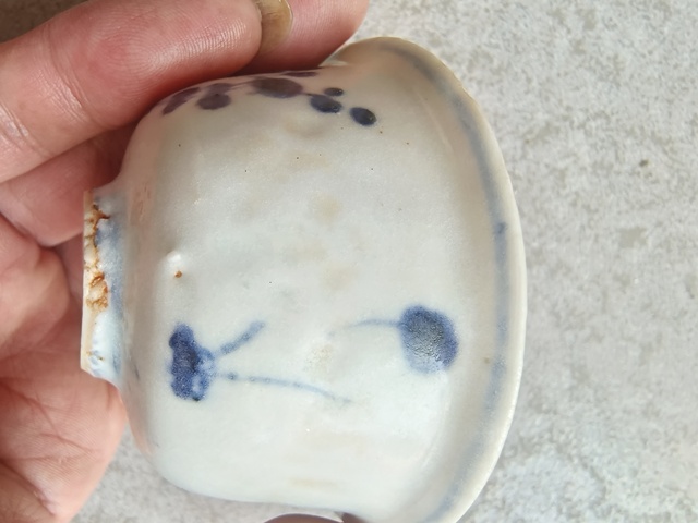 古玩陶瓷花卉紋青花杯真品鑒賞圖