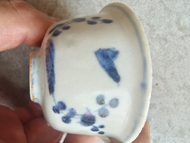 古玩陶瓷花卉紋青花杯真品鑒賞圖