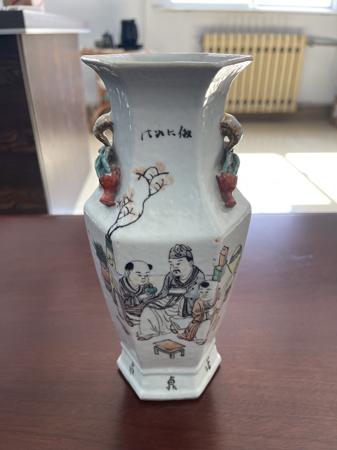 古玩陶瓷民國·淺降彩人物故事紋雙耳六方瓶 真品鑒賞圖