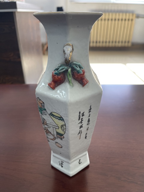 古玩陶瓷民國·淺降彩人物故事紋雙耳六方瓶 真品鑒賞圖