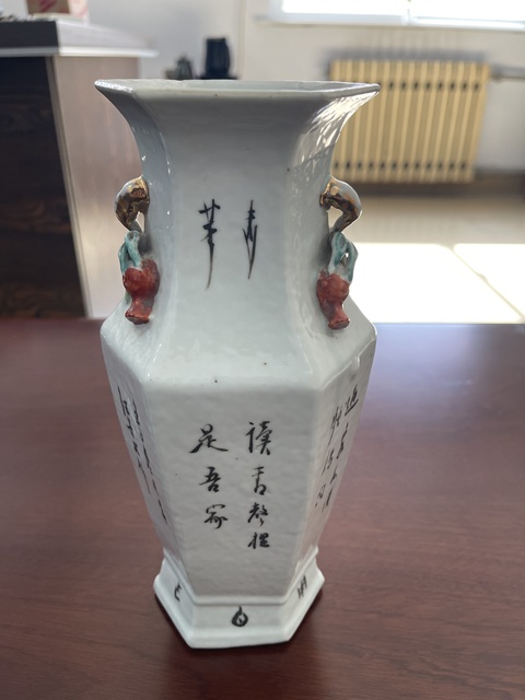 古玩陶瓷民國·淺降彩人物故事紋雙耳六方瓶 真品鑒賞圖