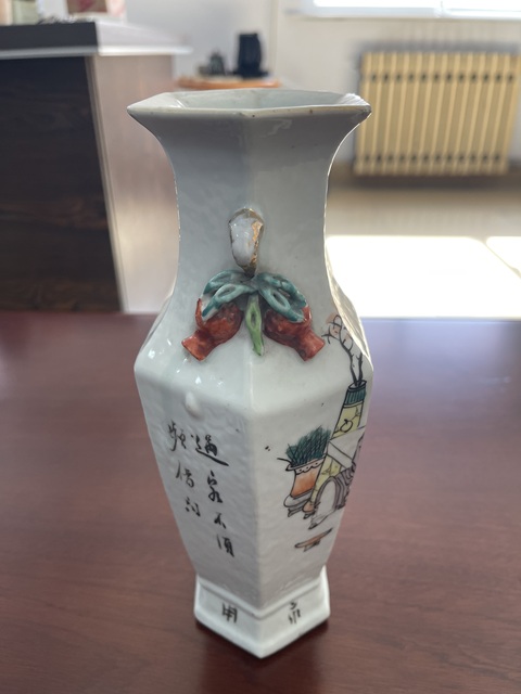 古玩陶瓷民國·淺降彩人物故事紋雙耳六方瓶 真品鑒賞圖