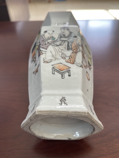 古玩陶瓷民國·淺降彩人物故事紋雙耳六方瓶 真品鑒賞圖