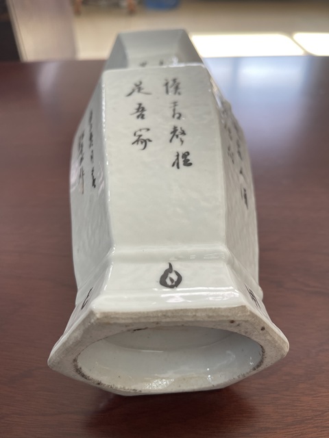 古玩陶瓷民國·淺降彩人物故事紋雙耳六方瓶 真品鑒賞圖