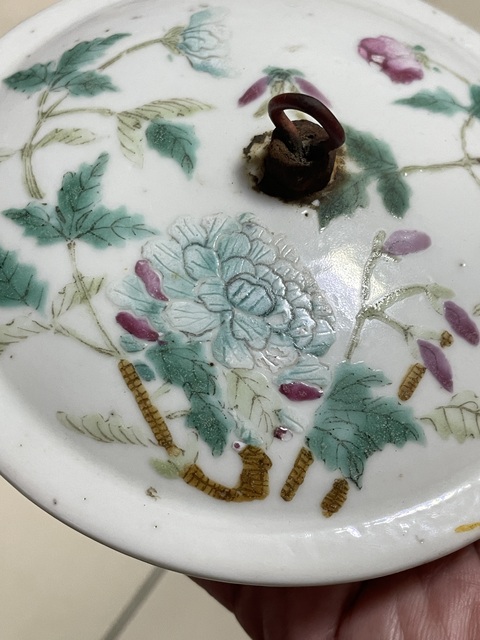 古玩陶瓷花卉紋粉彩蓋子真品鑒賞圖