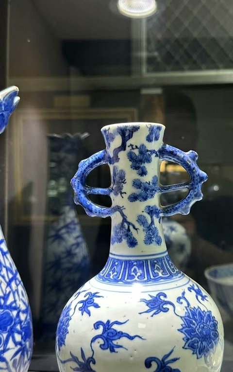 古玩陶瓷青花纏枝花卉紋雙耳瓶真品鑒賞圖