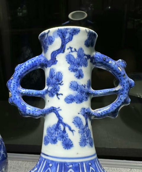 古玩陶瓷青花纏枝花卉紋雙耳瓶真品鑒賞圖