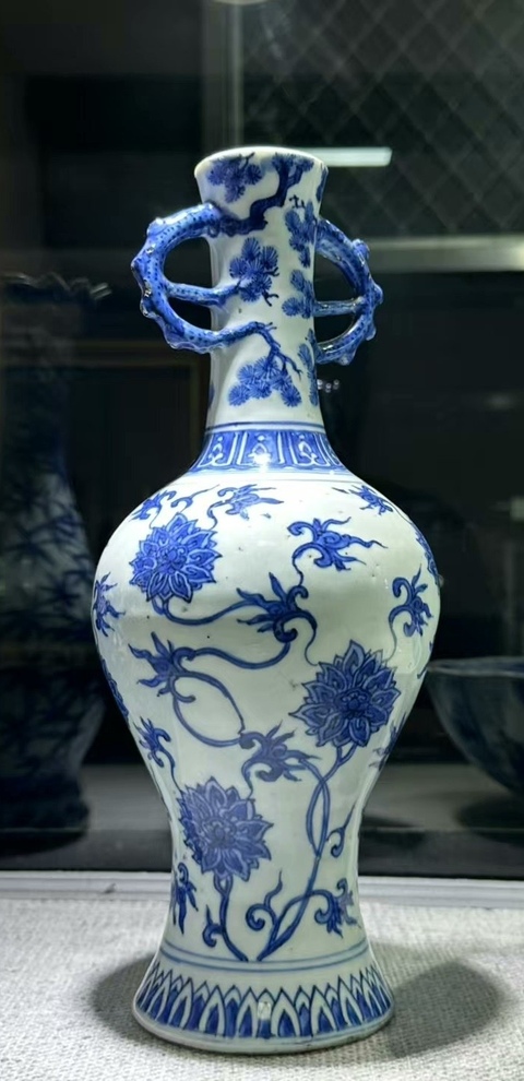 古玩陶瓷青花纏枝花卉紋雙耳瓶真品鑒賞圖