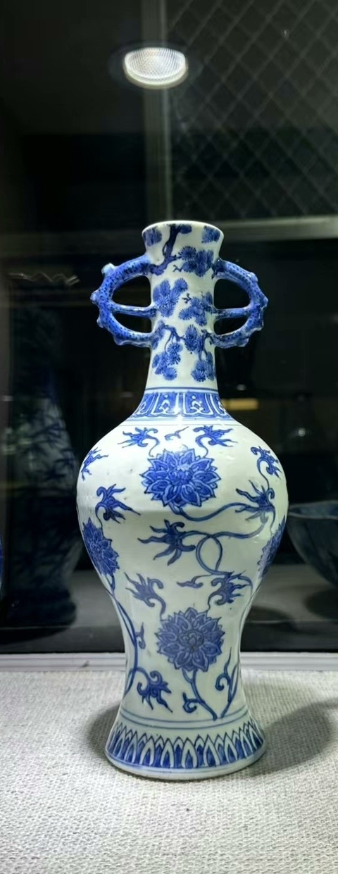 古玩陶瓷青花纏枝花卉紋雙耳瓶真品鑒賞圖