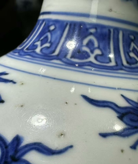 古玩陶瓷青花纏枝花卉紋雙耳瓶真品鑒賞圖