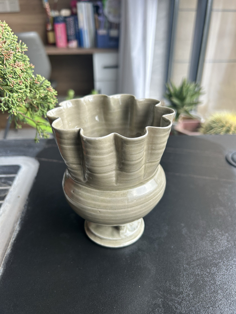 古玩陶瓷五代耀州青瓷花口尊真品鑒賞圖