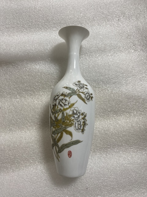 古玩陶瓷花卉紋長頸撇口瓶真品鑒賞圖