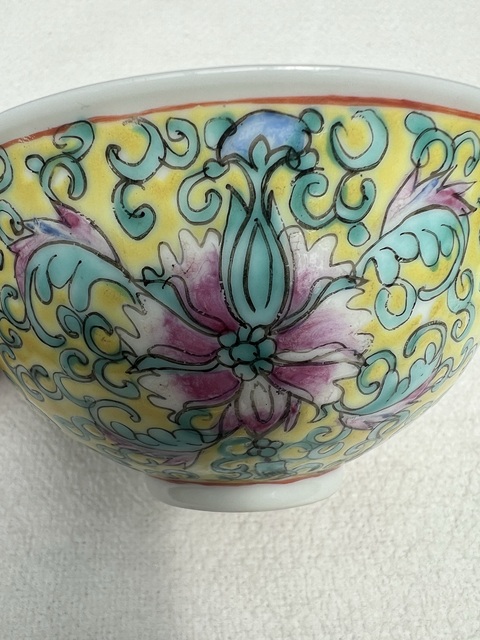 古玩陶瓷黃地粉彩花卉紋茶碗真品鑒賞圖