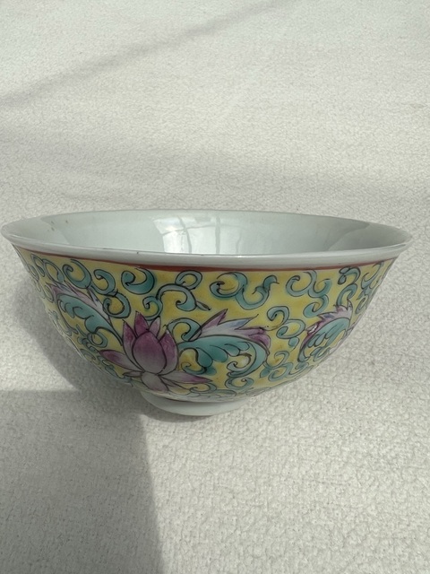 古玩陶瓷黃地粉彩花卉紋茶碗真品鑒賞圖