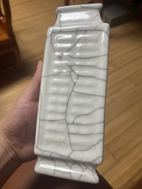 古玩陶瓷官釉八卦紋菱型瓶真品鑒賞圖