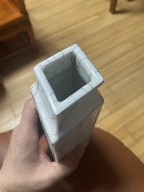 古玩陶瓷官釉八卦紋菱型瓶真品鑒賞圖