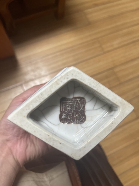 古玩陶瓷官釉八卦紋菱型瓶真品鑒賞圖