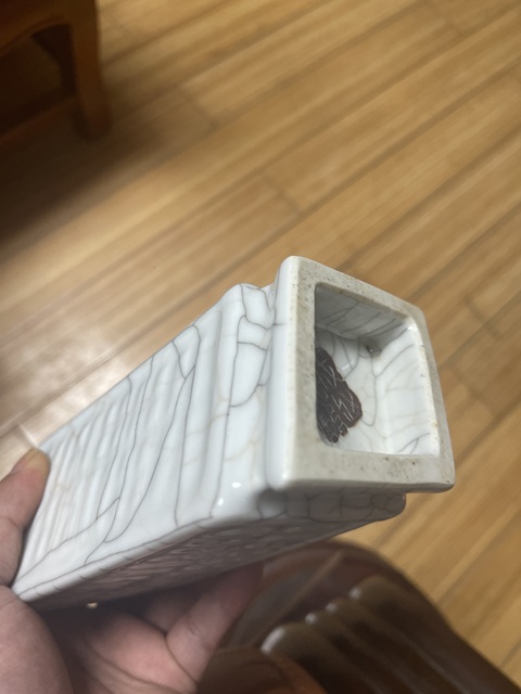 古玩陶瓷官釉八卦紋菱型瓶真品鑒賞圖