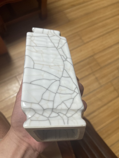古玩陶瓷官釉八卦紋菱型瓶真品鑒賞圖
