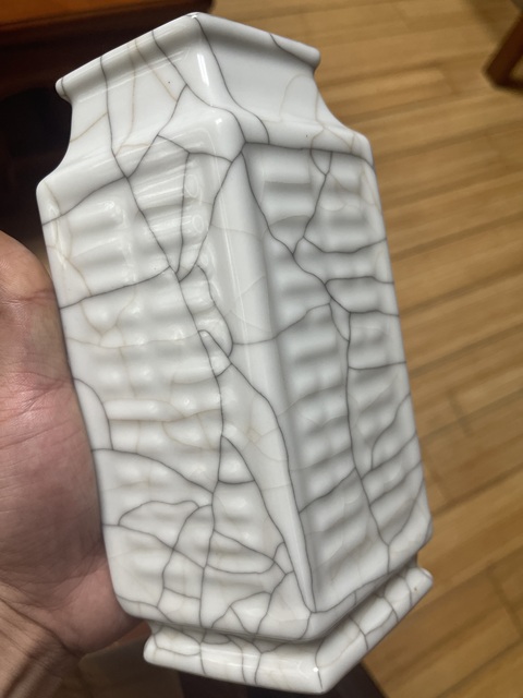 古玩陶瓷官釉八卦紋菱型瓶真品鑒賞圖