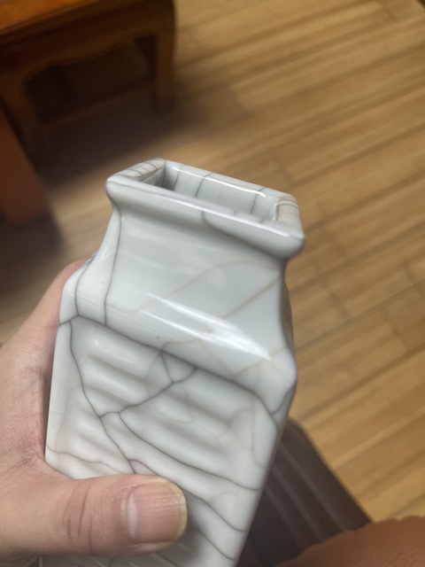 古玩陶瓷官釉八卦紋菱型瓶真品鑒賞圖