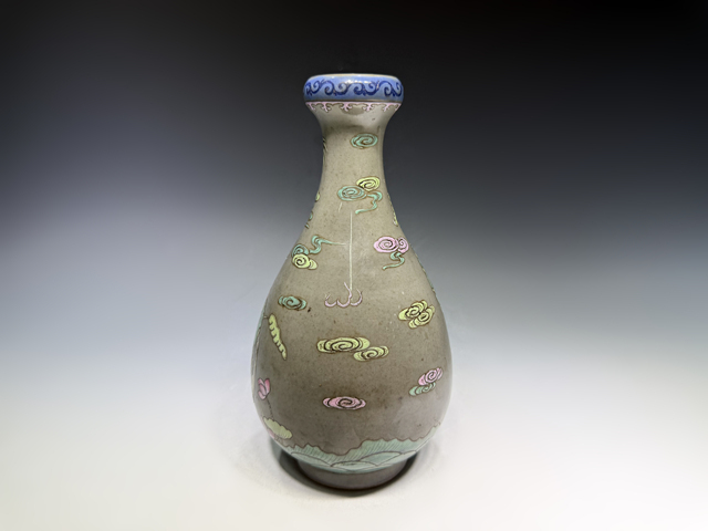 古玩陶瓷清末民初·色地粉彩魚化龍紋蒜頭瓶真品鑒賞圖