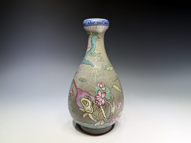 古玩陶瓷清末民初·色地粉彩魚化龍紋蒜頭瓶真品鑒賞圖