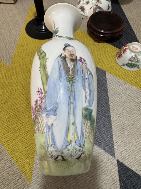 古玩陶瓷粉彩愛蓮圖撇口瓶真品鑒賞圖