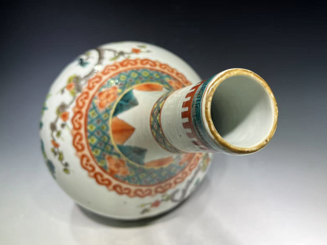 古玩陶瓷清晚期·五彩孔雀牡丹天球瓶真品鑒賞圖