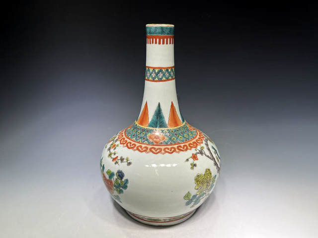 古玩陶瓷清晚期·五彩孔雀牡丹天球瓶真品鑒賞圖