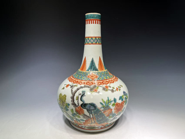 古玩陶瓷清晚期·五彩孔雀牡丹天球瓶真品鑒賞圖