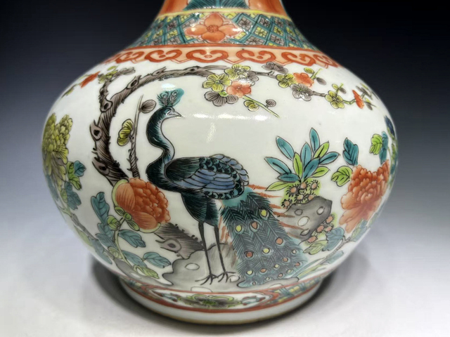 古玩陶瓷清晚期·五彩孔雀牡丹天球瓶真品鑒賞圖
