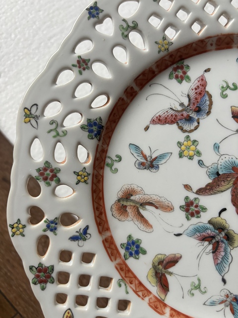 古玩陶瓷廣彩花蝶紋鏤空盤真品鑒賞圖