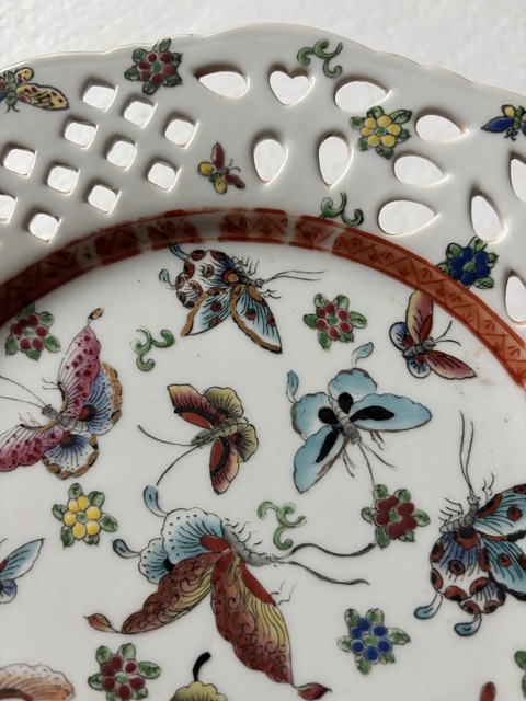 古玩陶瓷廣彩花蝶紋鏤空盤真品鑒賞圖