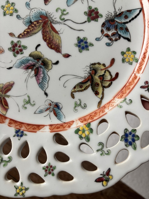 古玩陶瓷廣彩花蝶紋鏤空盤真品鑒賞圖