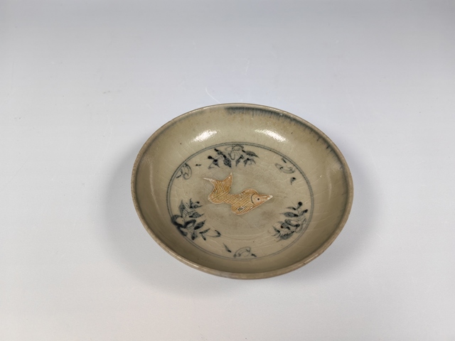 古玩陶瓷明中晚青花釉里紅魚藻紋盤真品鑒賞圖