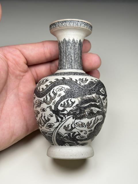 古玩陶瓷反瓷青花龍紋盤口瓶真品鑒賞圖