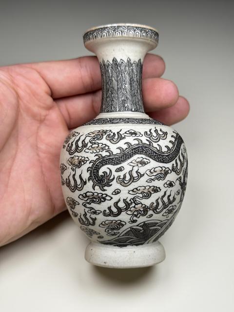 古玩陶瓷反瓷青花龍紋盤口瓶真品鑒賞圖