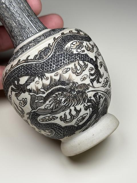 古玩陶瓷反瓷青花龍紋盤口瓶真品鑒賞圖