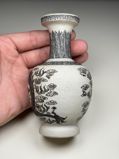 古玩陶瓷反瓷青花龍紋盤口瓶真品鑒賞圖