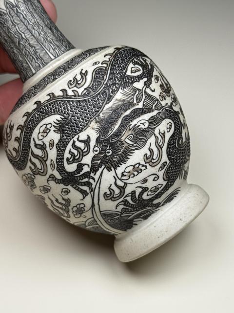 古玩陶瓷反瓷青花龍紋盤口瓶真品鑒賞圖