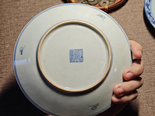 古玩陶瓷嘉慶細路青花纏枝蓮紋盤真品鑒賞圖