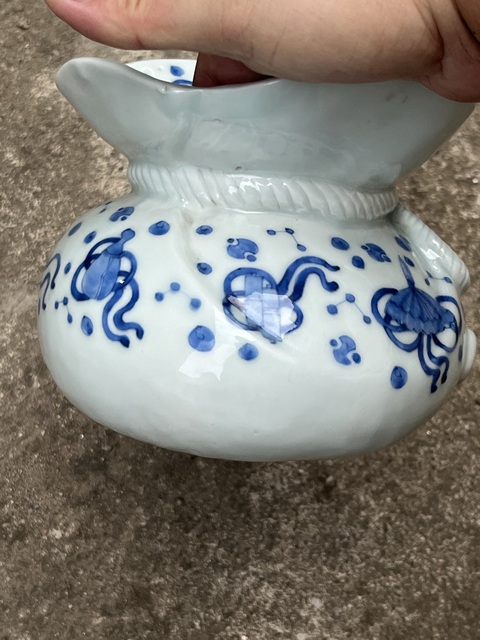 古玩陶瓷日本明治青花八寶紋包袱瓶真品鑒賞圖