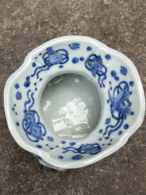 古玩陶瓷日本明治青花八寶紋包袱瓶真品鑒賞圖